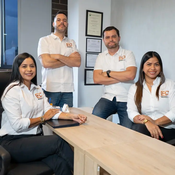 Ingenieros equipo trabajo CMP Constructora Medellín