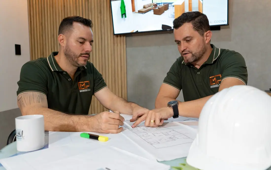 Ingenieros oficina constructora trabajo proyecto CMP Inmobiliario Medellín