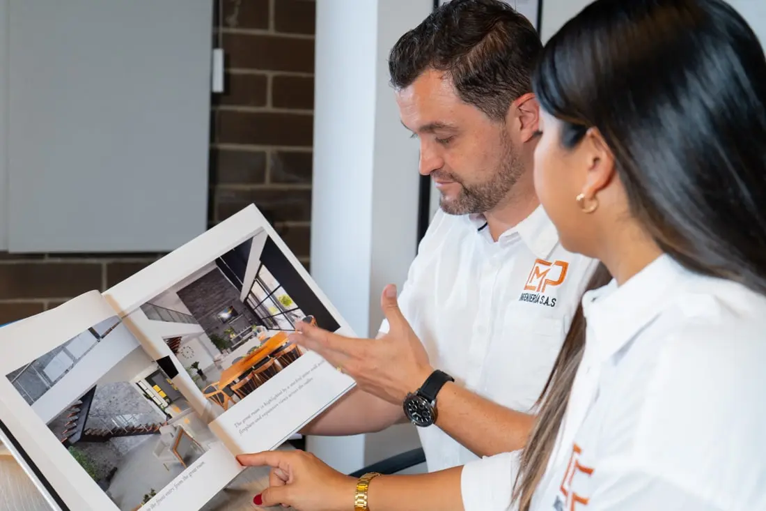 Ingenieros oficina constructora trabajo proyecto CMP Inmobiliario Medellín